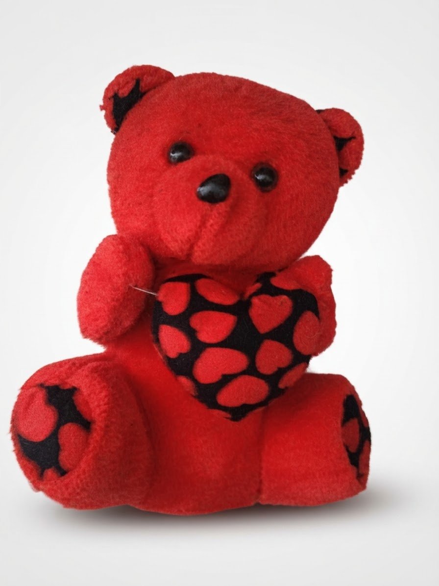 Adorable petit ours en peluche rouge avec cœur