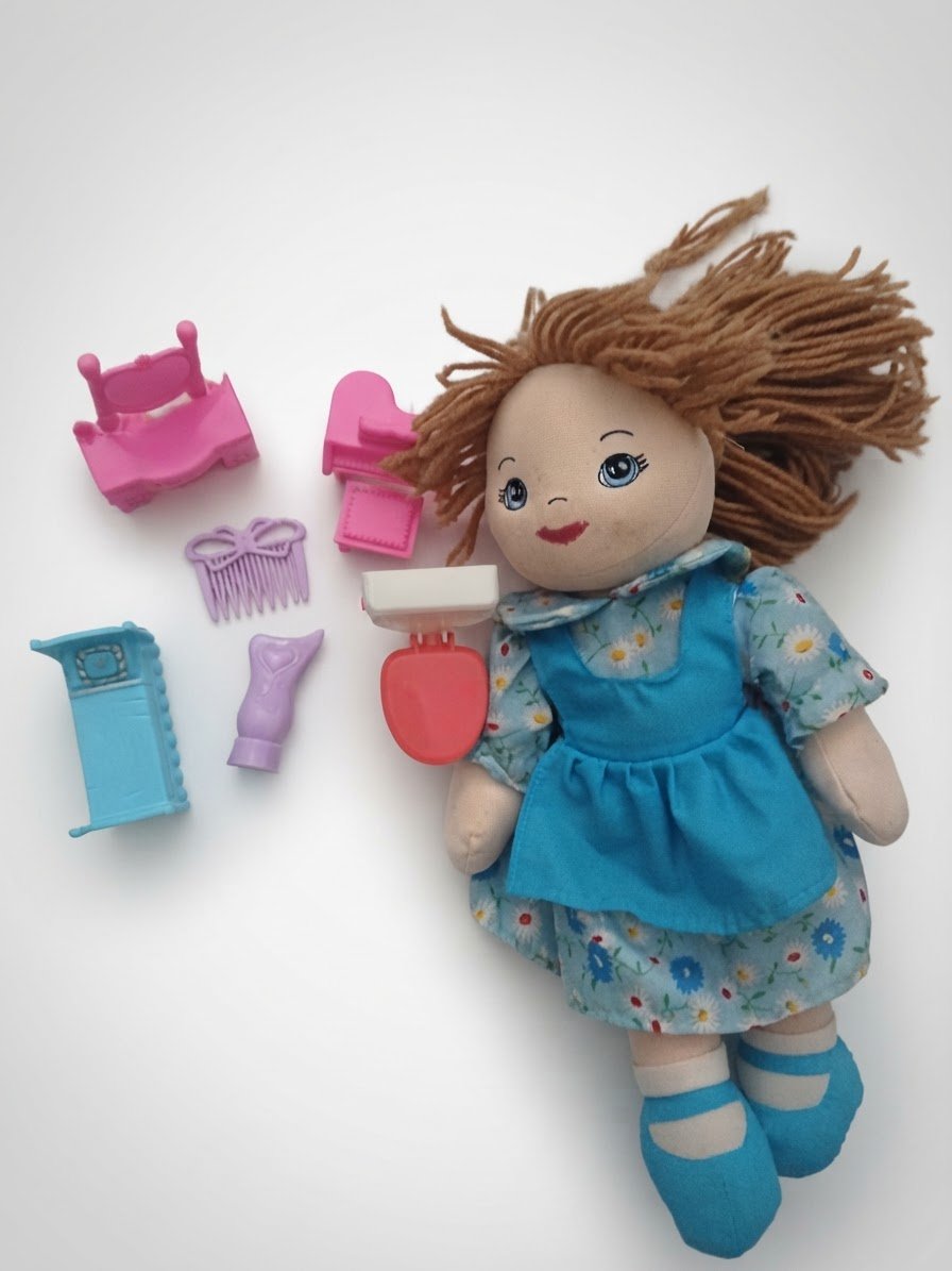 Ensemble poupée en tissu et ses mini-accessoires de mobilier