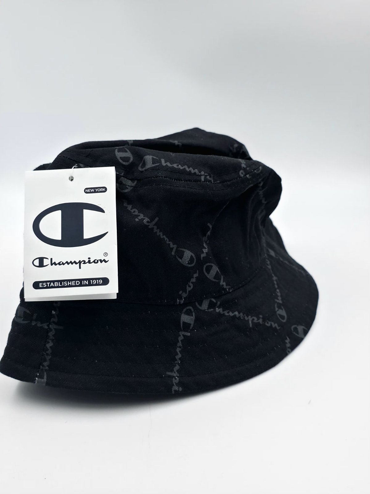 T-shirts et doudounes et casquettes
