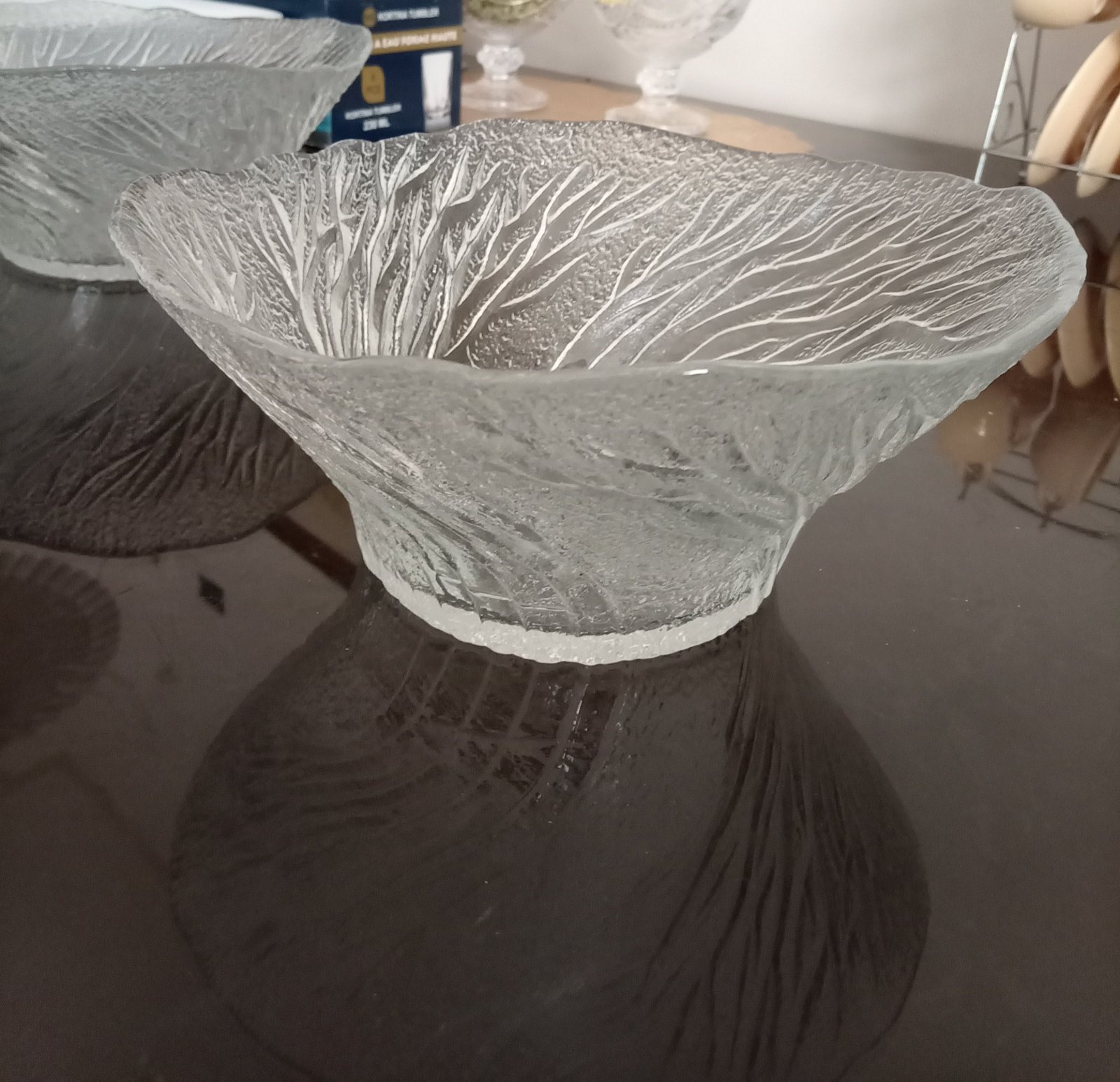 2 grands bols en verre épais à relief.                                  Prix : 40 DT le bol ou 80 DT les deux.