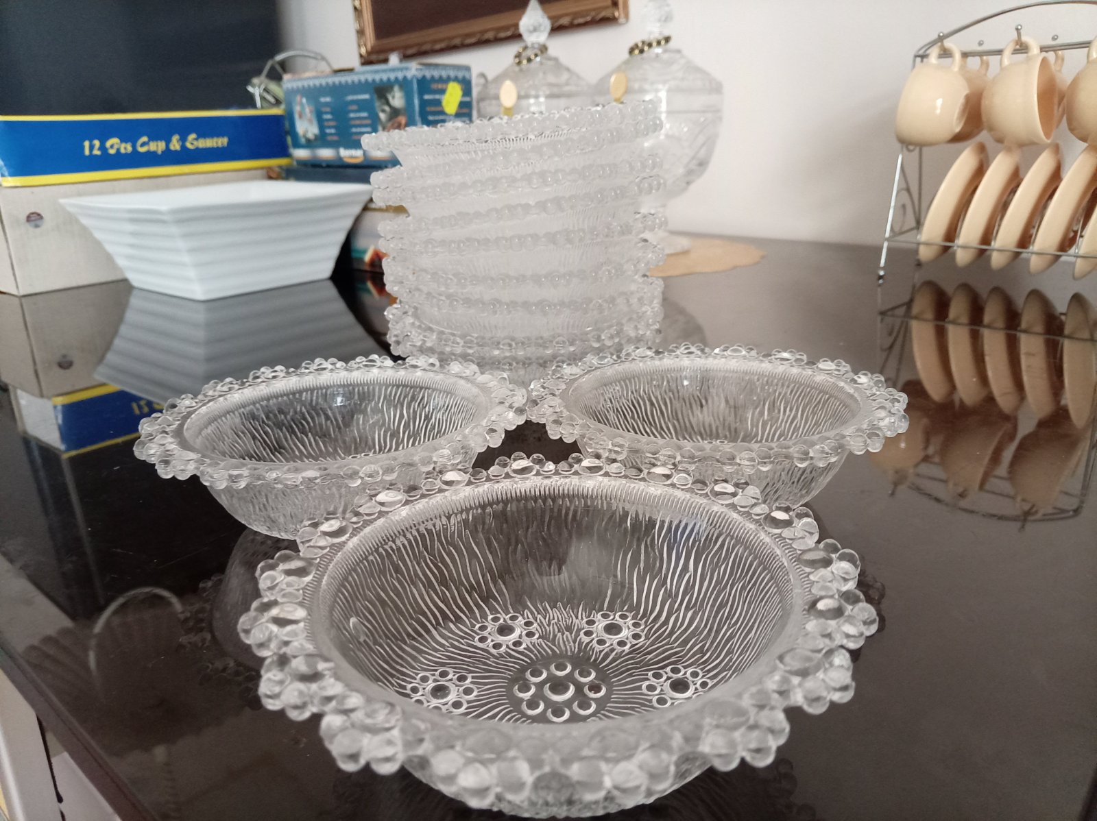 Lot de 12 bols en verre épais pressé, avec décor en relief.
