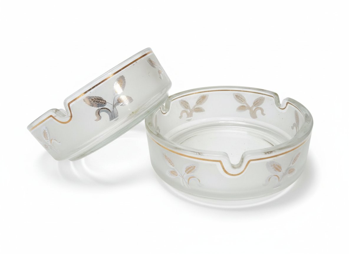 NEUF SANS ÉTIQUETTE. CRISTAL 💎 Lot de 2 CENDRIERS 🚬  en verre décor doré.   Prix : 20 DT le cendrier ou 40 DT les deux.
