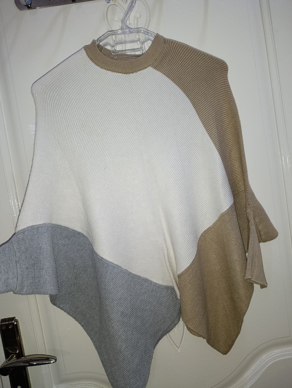 Poncho tricoté en très bon état 