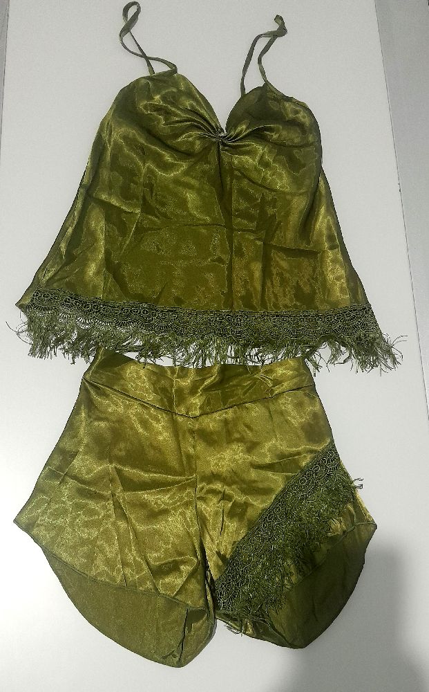 Bustier avec son short satiné en vert olive