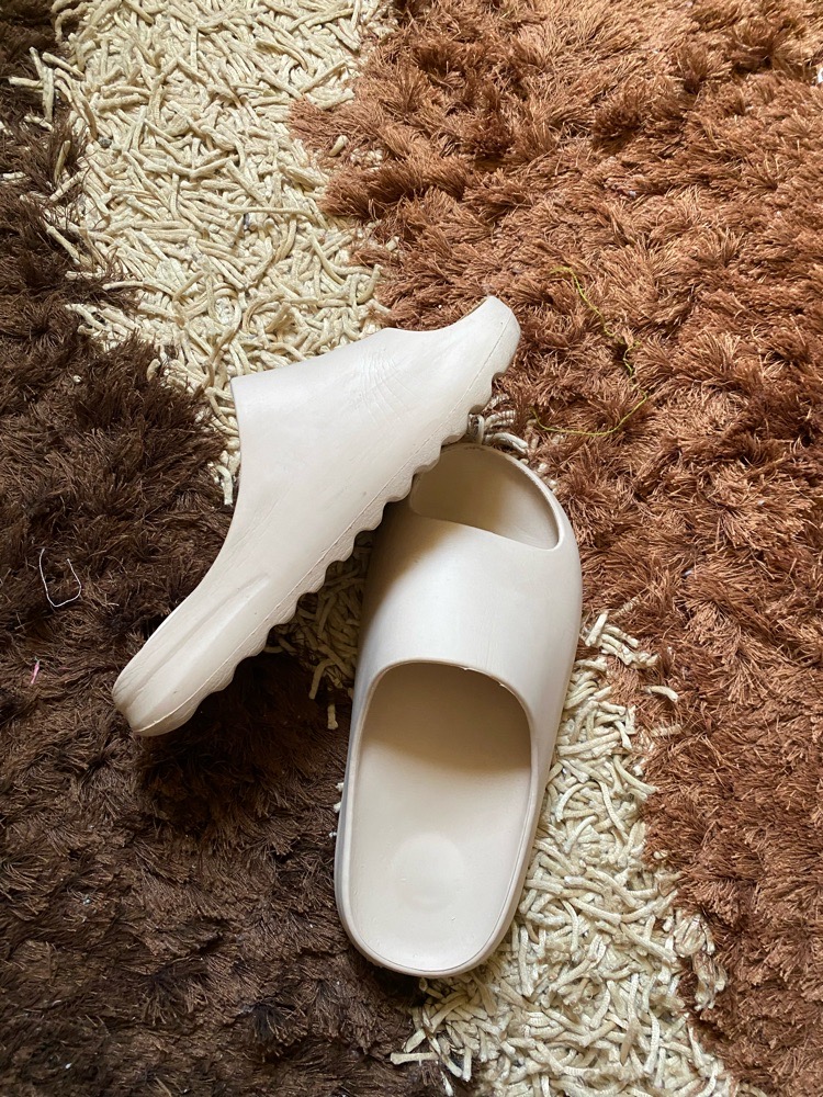 Yeezy slippers 