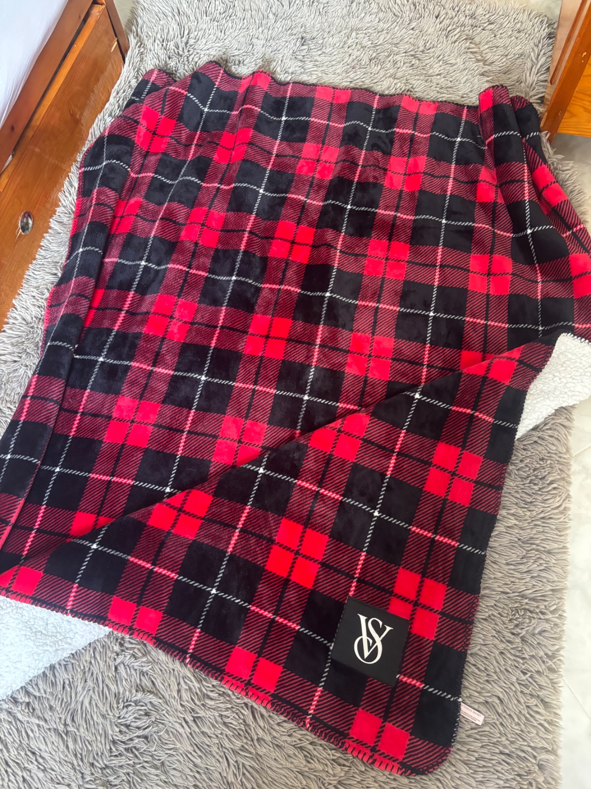 Couverture en peluche doublée Sherpa de Victoria's Secret