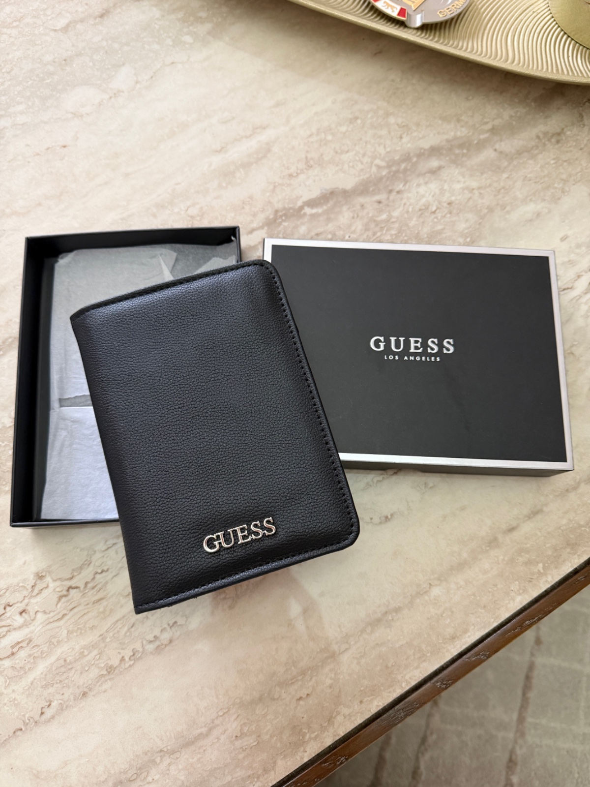 Porte passeport et cartes guess authentique 