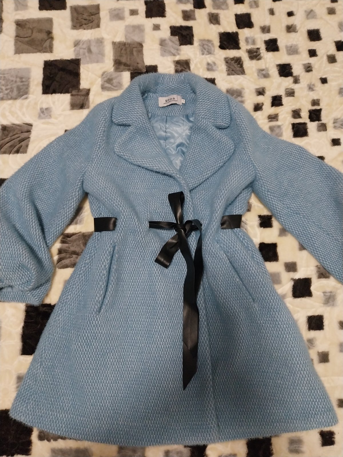 Tres beau manteau chasuble muni d'une ceinture cuir à la taille on peut le porter sans ceinture aussi TS mais ylabes M aussi coupe assez large 