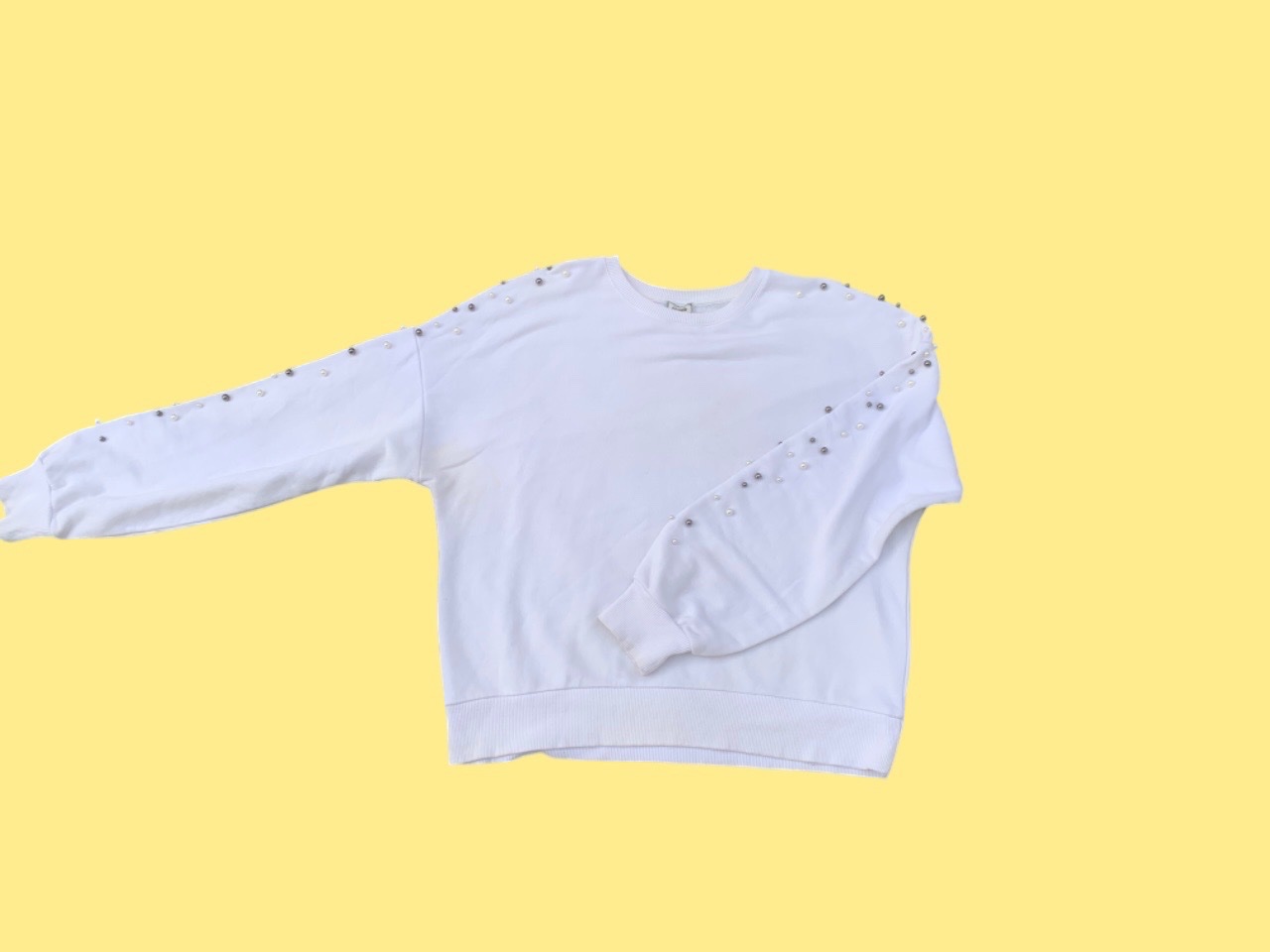  pull Pimkie blanc en excellent état, orné de perles pour un look élégant et raffiné
