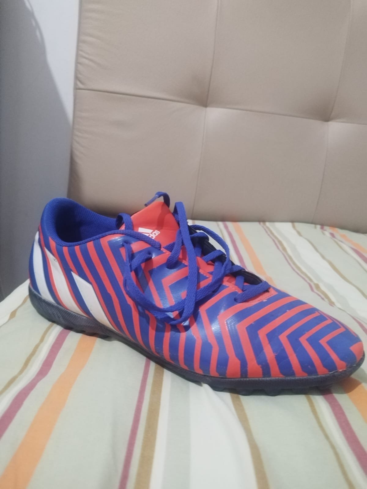 Chaussure de foot bleu et orangé adidas