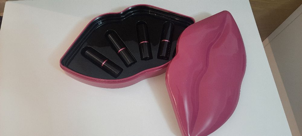 Coffret de 4 rouges à lèvres de la marque mikyajy مكياجي importé de Dubai 