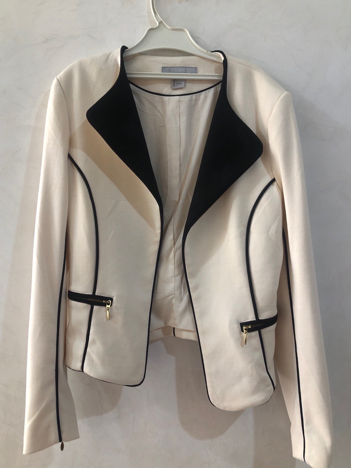 Veste beige et noir