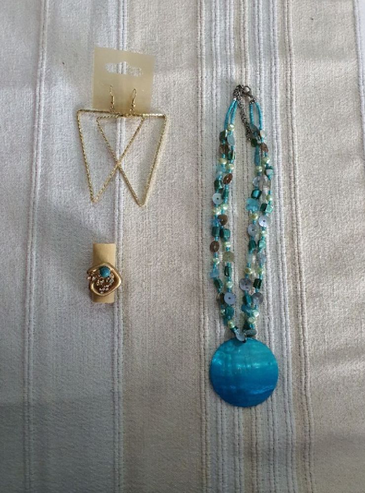 Bijoux dorés et turquoises 