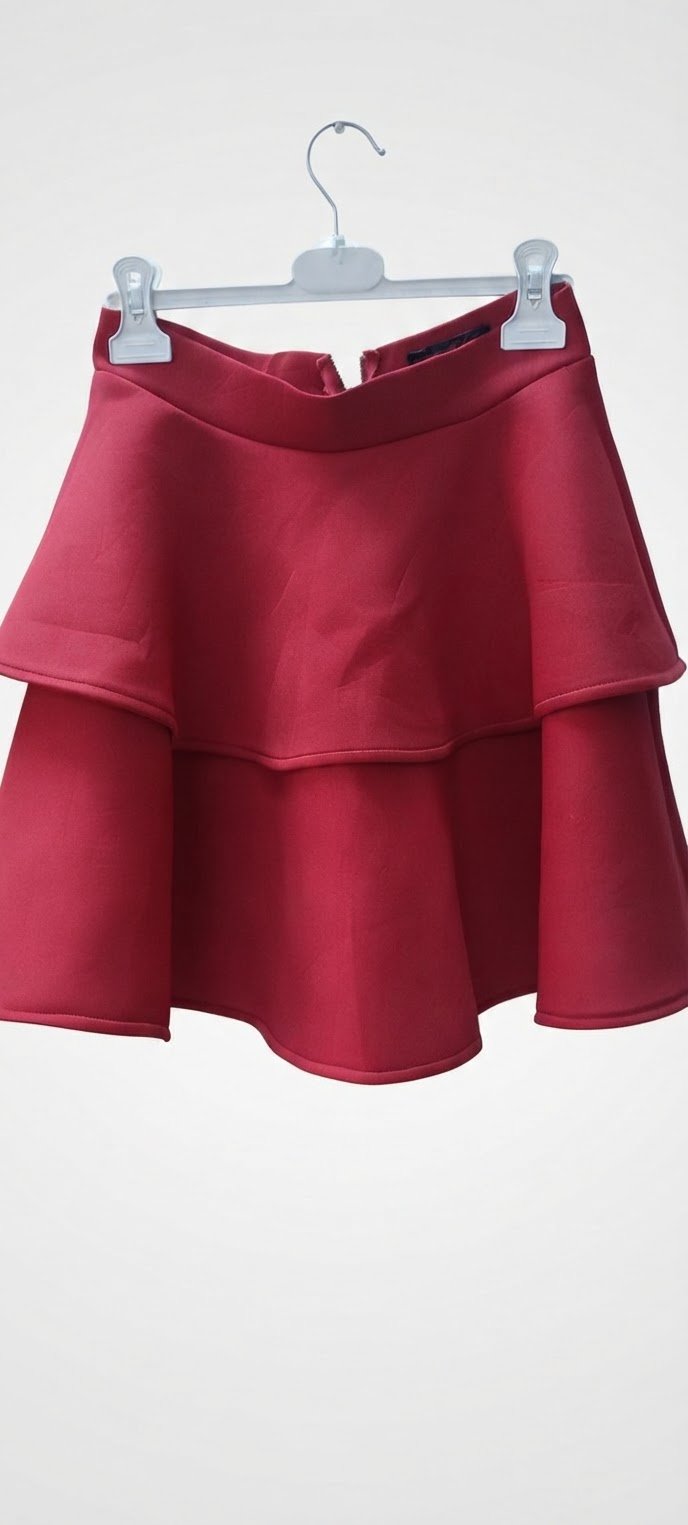 Jupe courte rouge à volants 