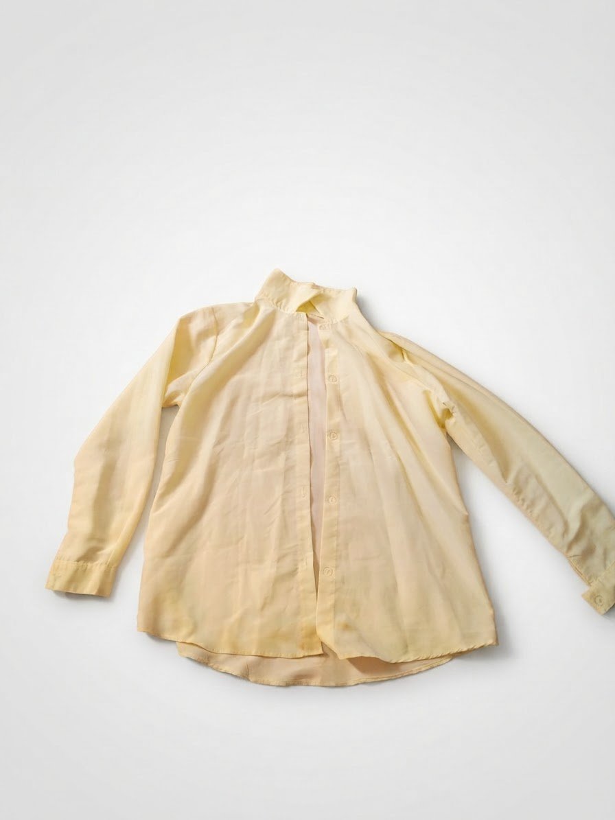 Chemise jaune citron.