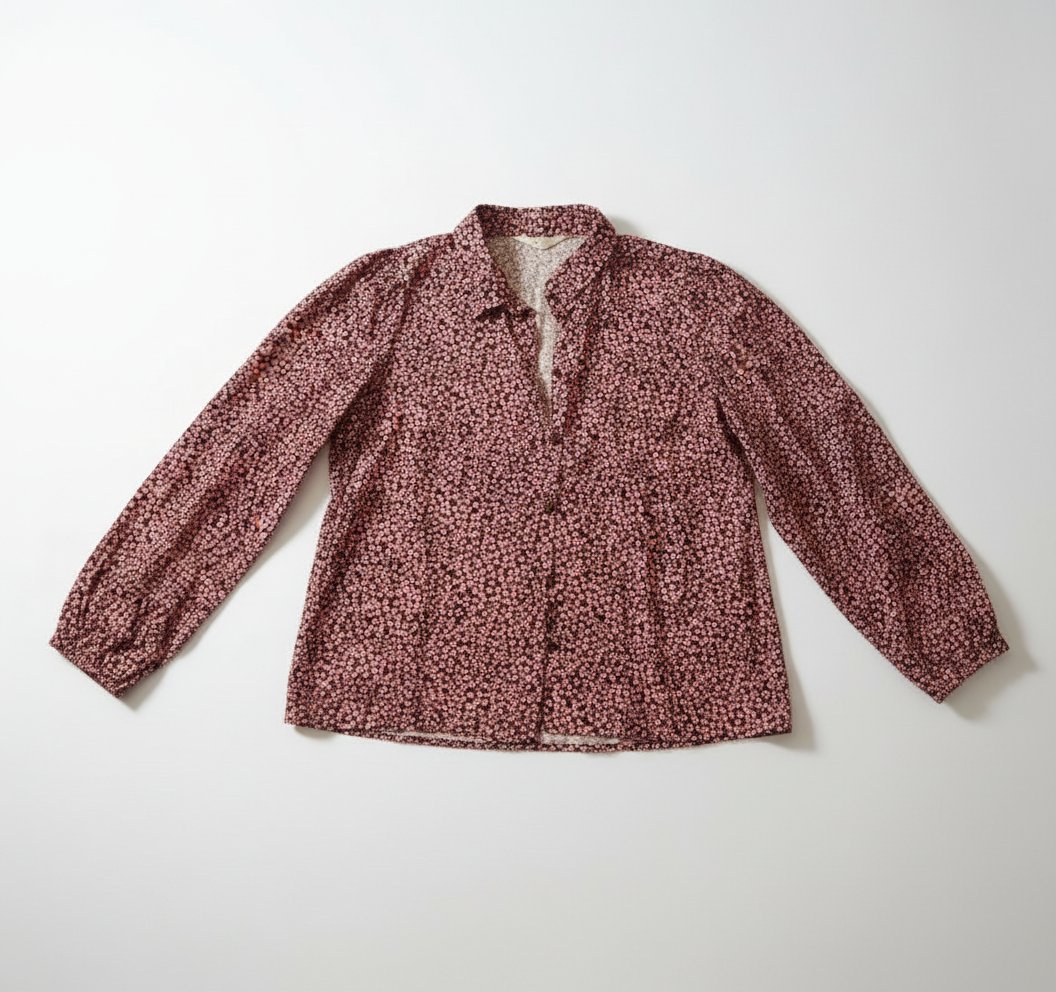 Chemise noir avec des petites fleurs roses 