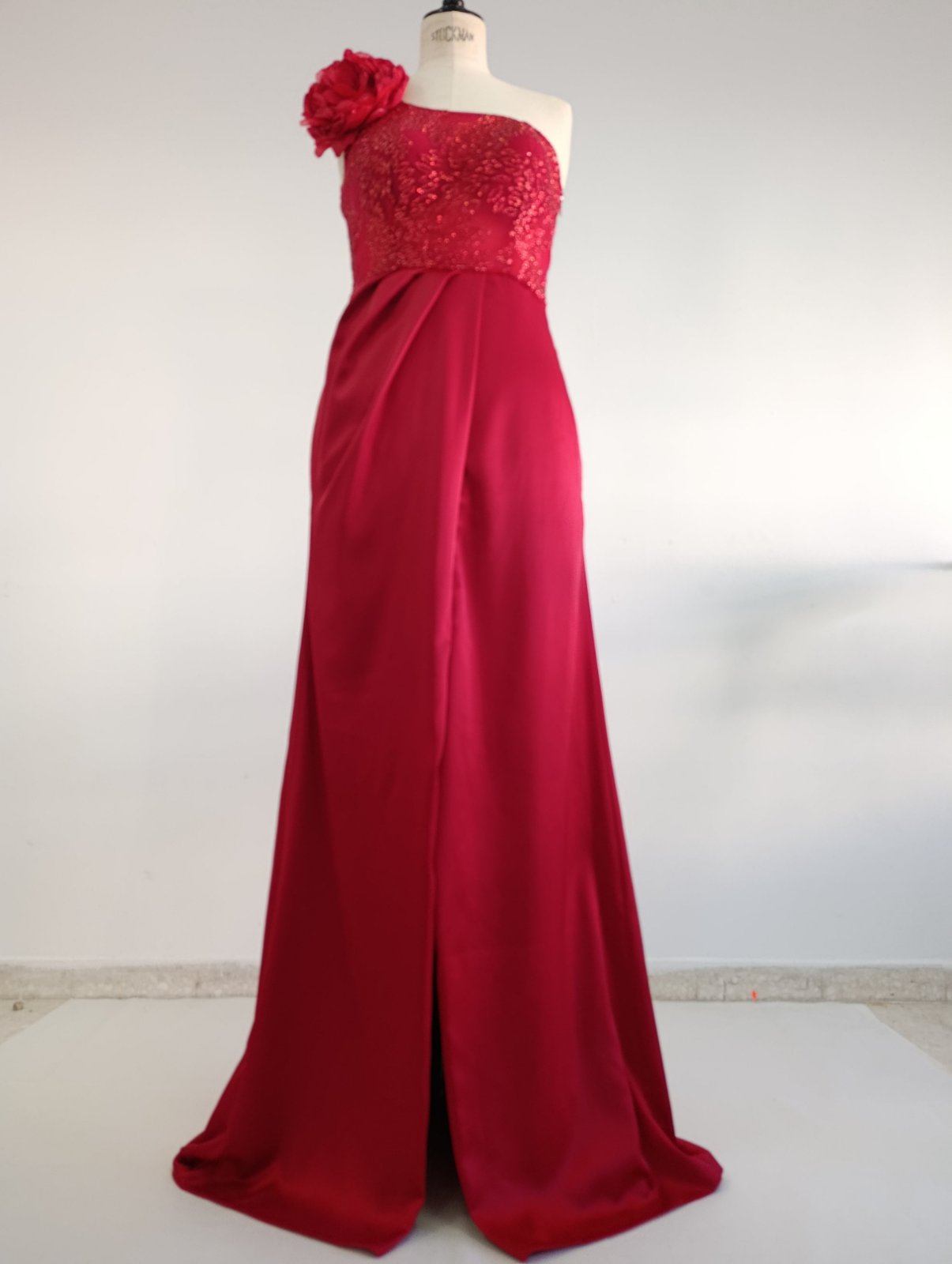 Robe de Soirée Rouge Rubis – Silhouette Haute Couture 🌹 Marque :H Luxury dress
