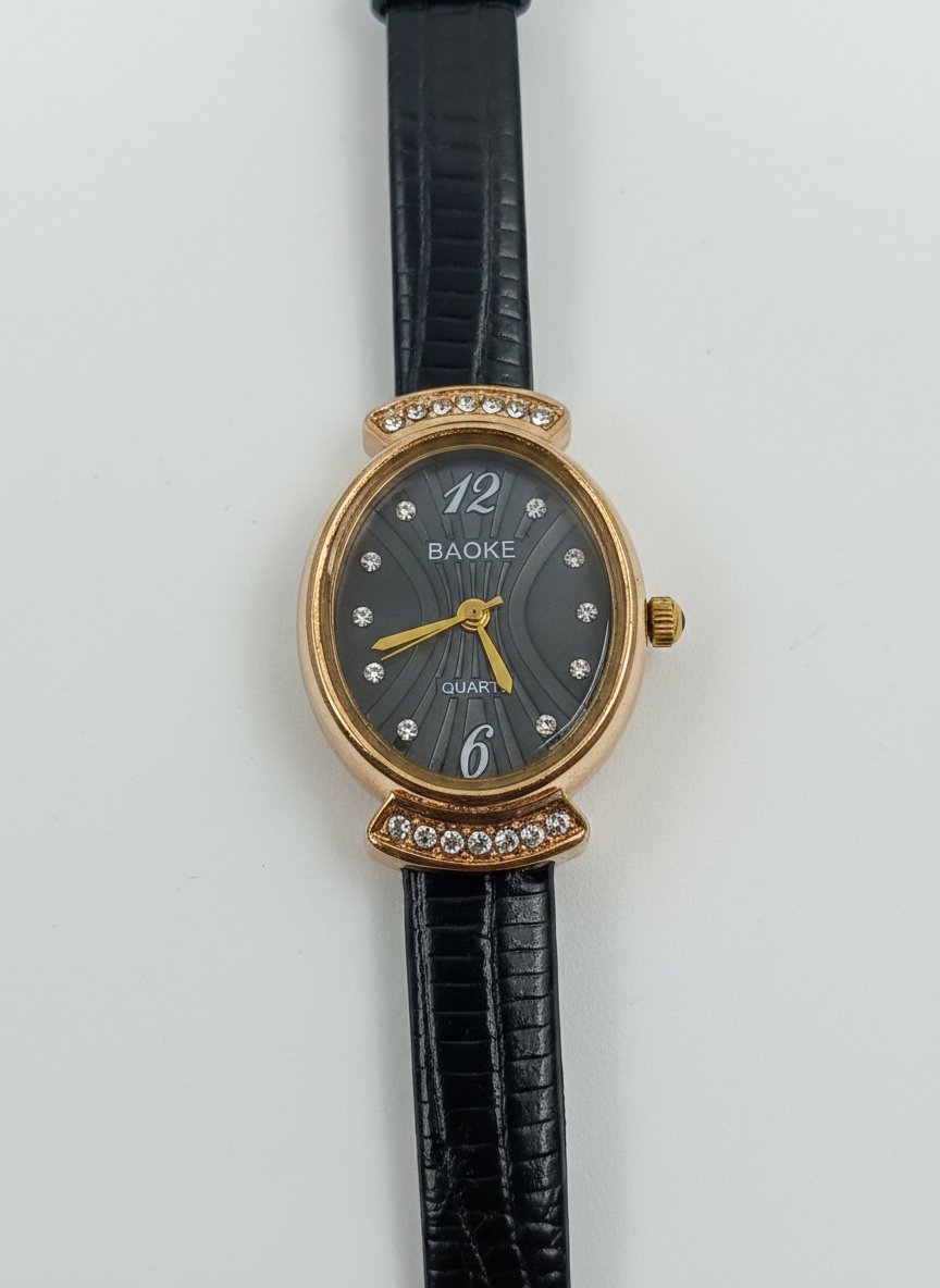 Une montre noir avec un bracelet en cuir