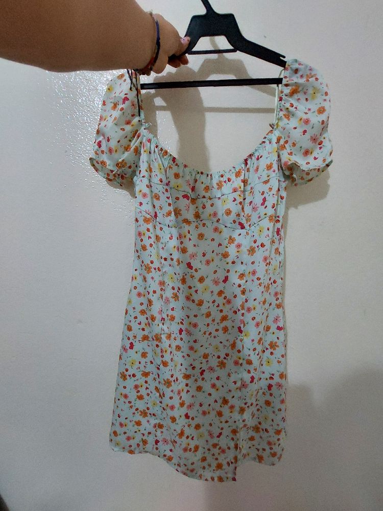  mini-robe satinée à fleurs Bershka. 