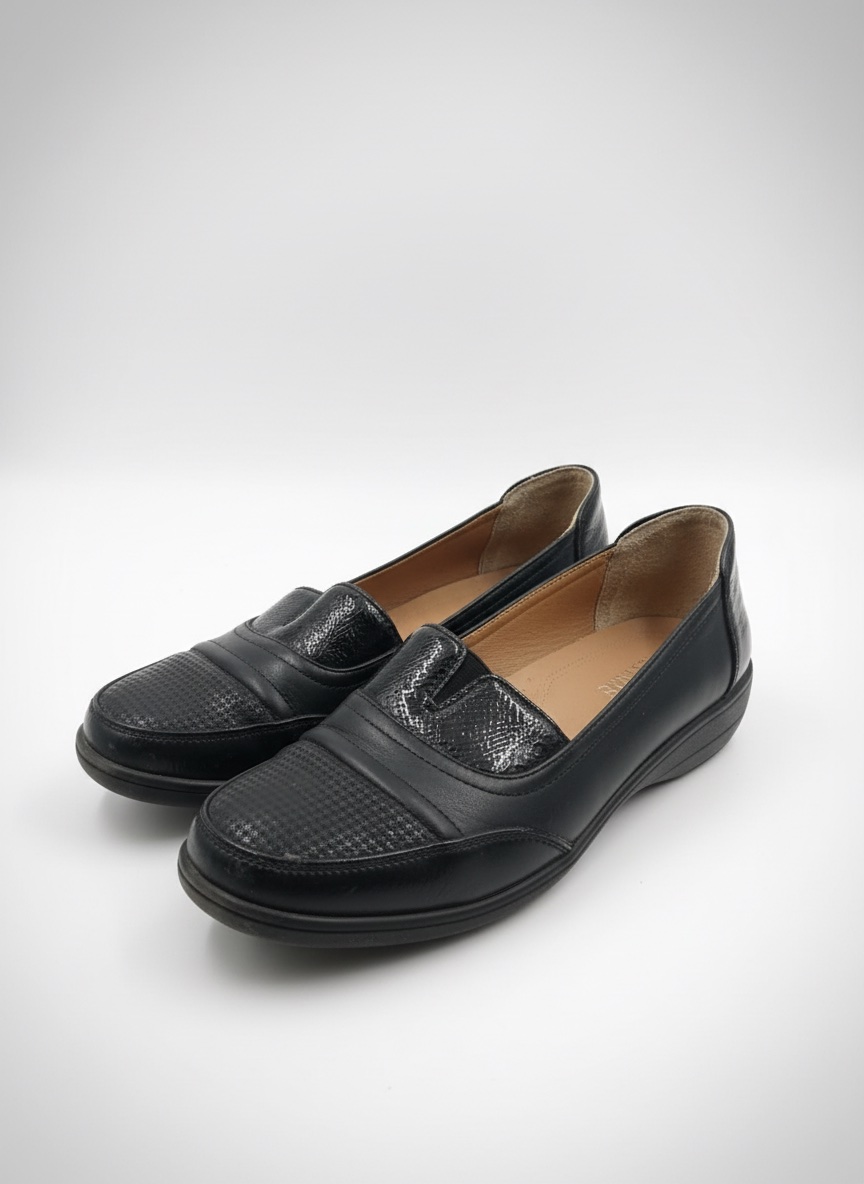 Mocassins noirs élégants en cuir verni avec finition texturée