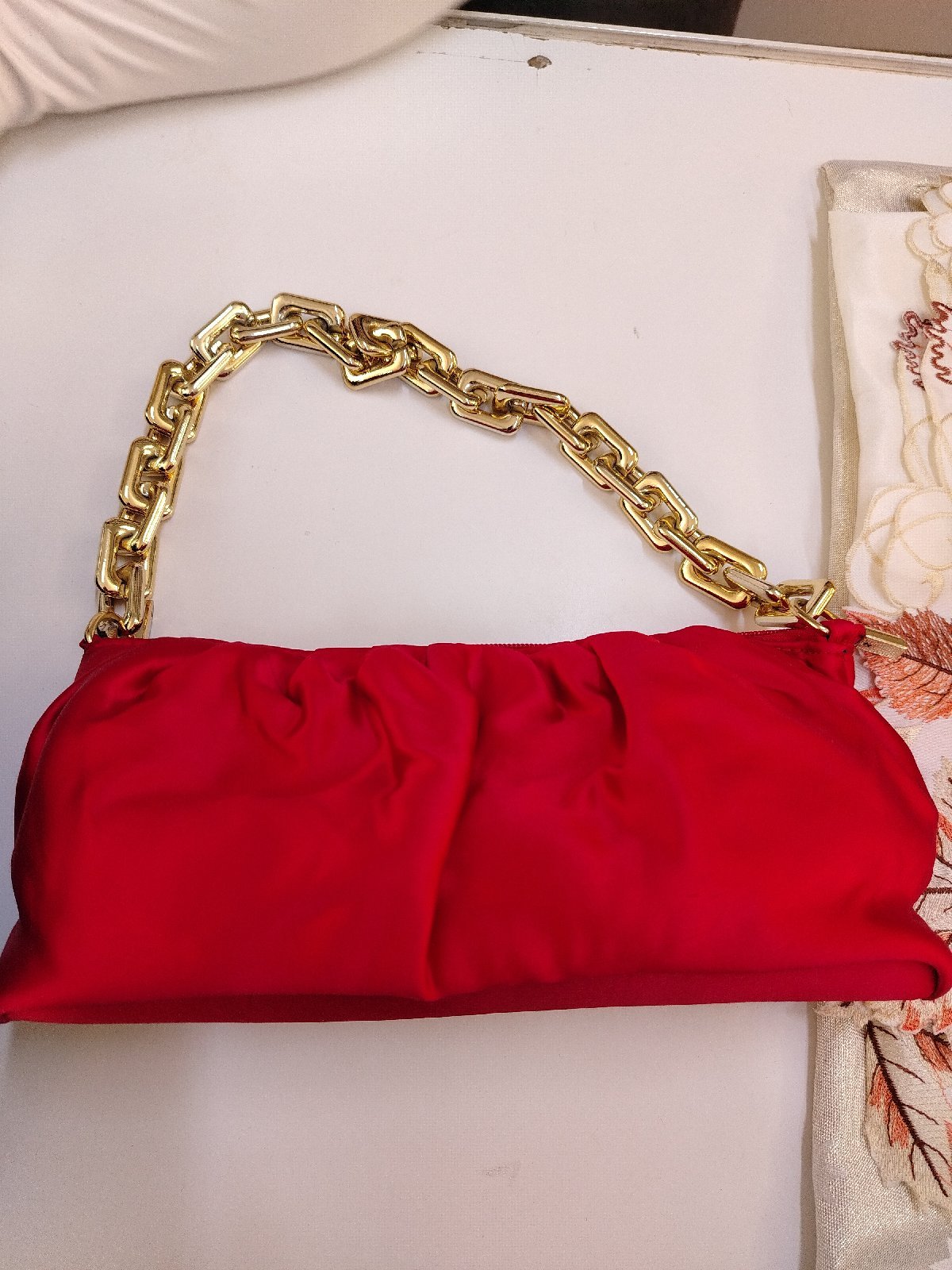 Sac satiné rouge vif