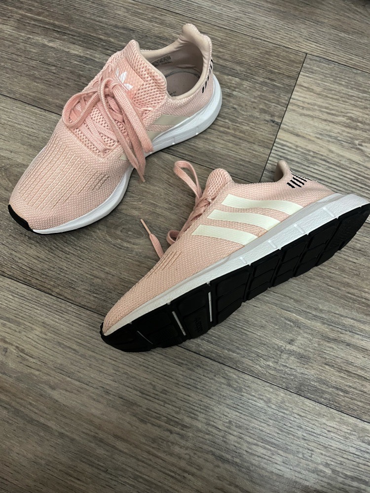 ADIDAS SWIFT RUN