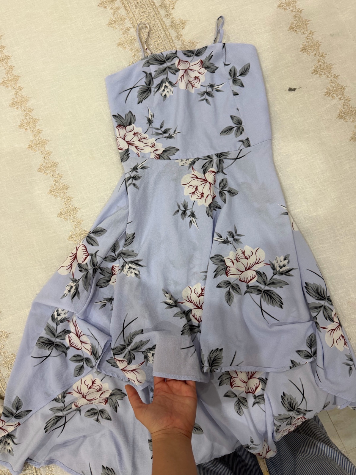 Robe d'été bleu pastel avec des fleurs souple coquette