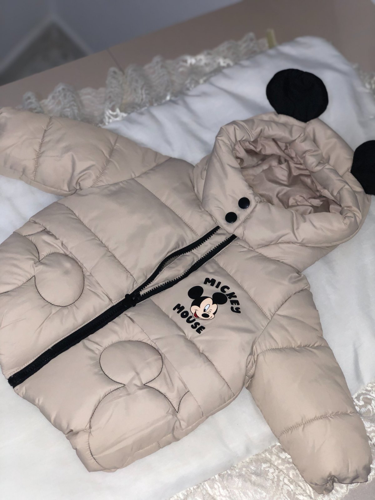 Doudoune beige matelassée pour bébé 3 mois collection Disney x Primark. 