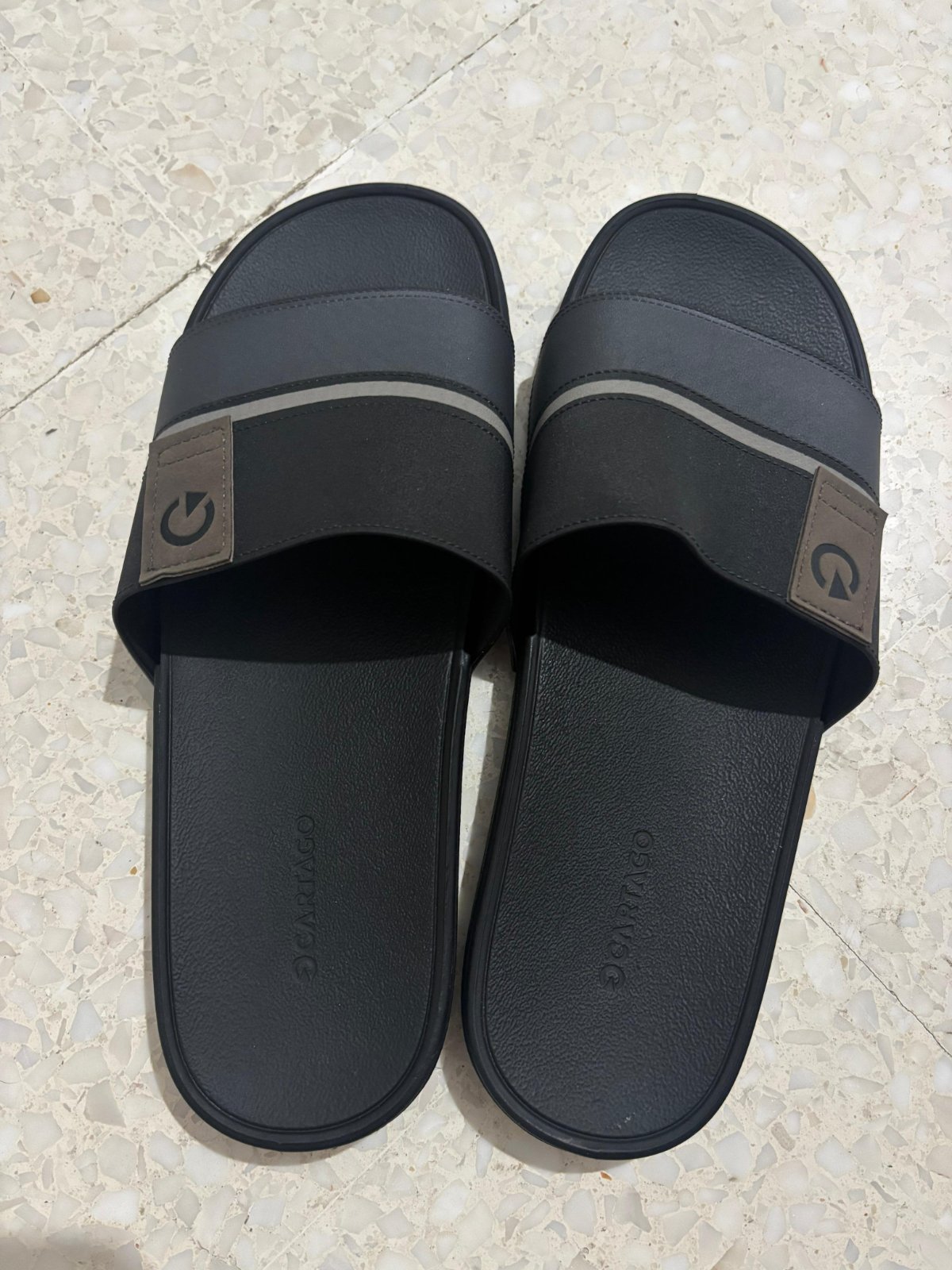 Claquettes homme jamais porté 