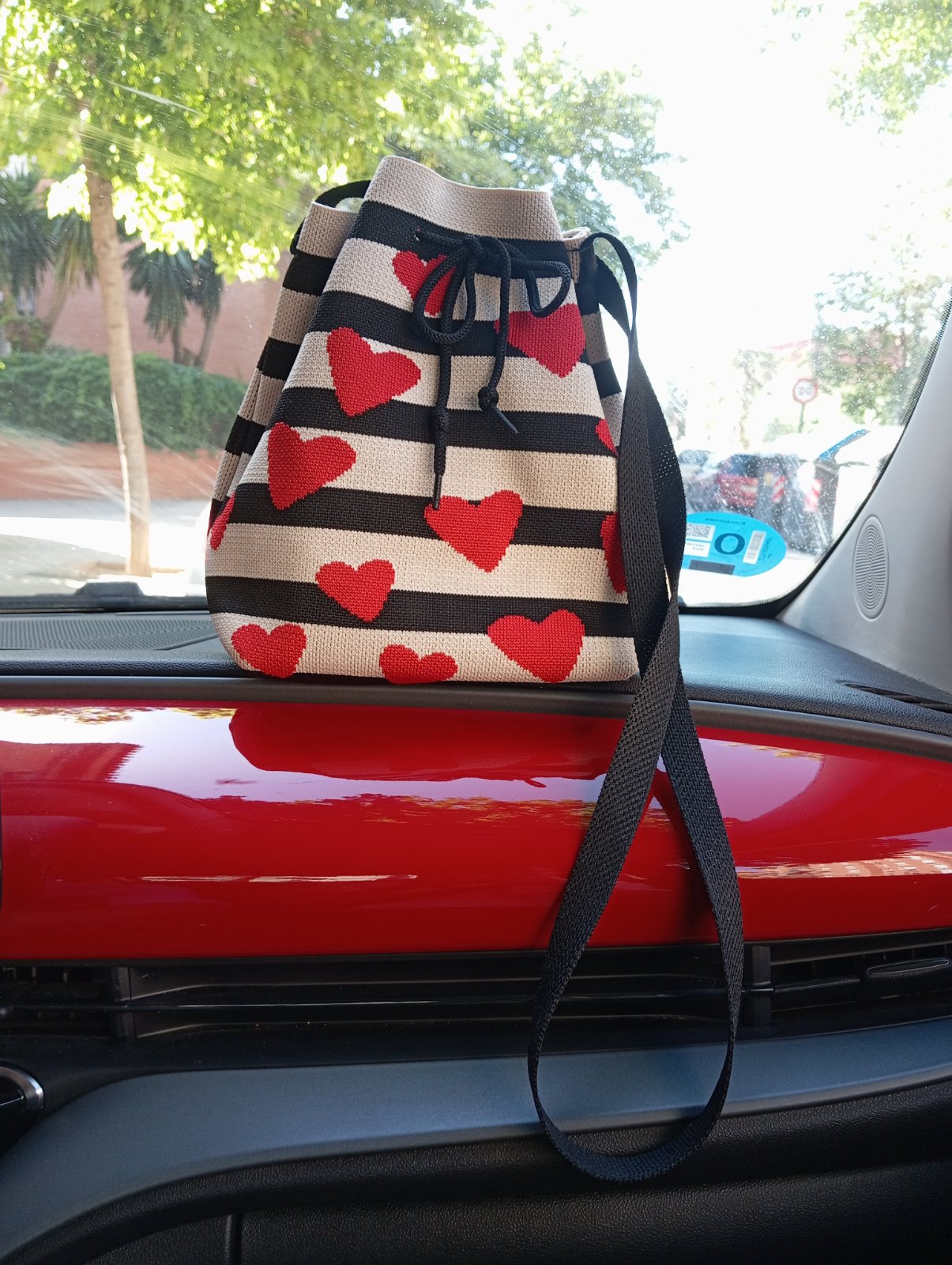 Sac à bandoulière tissé rayé noir et beige