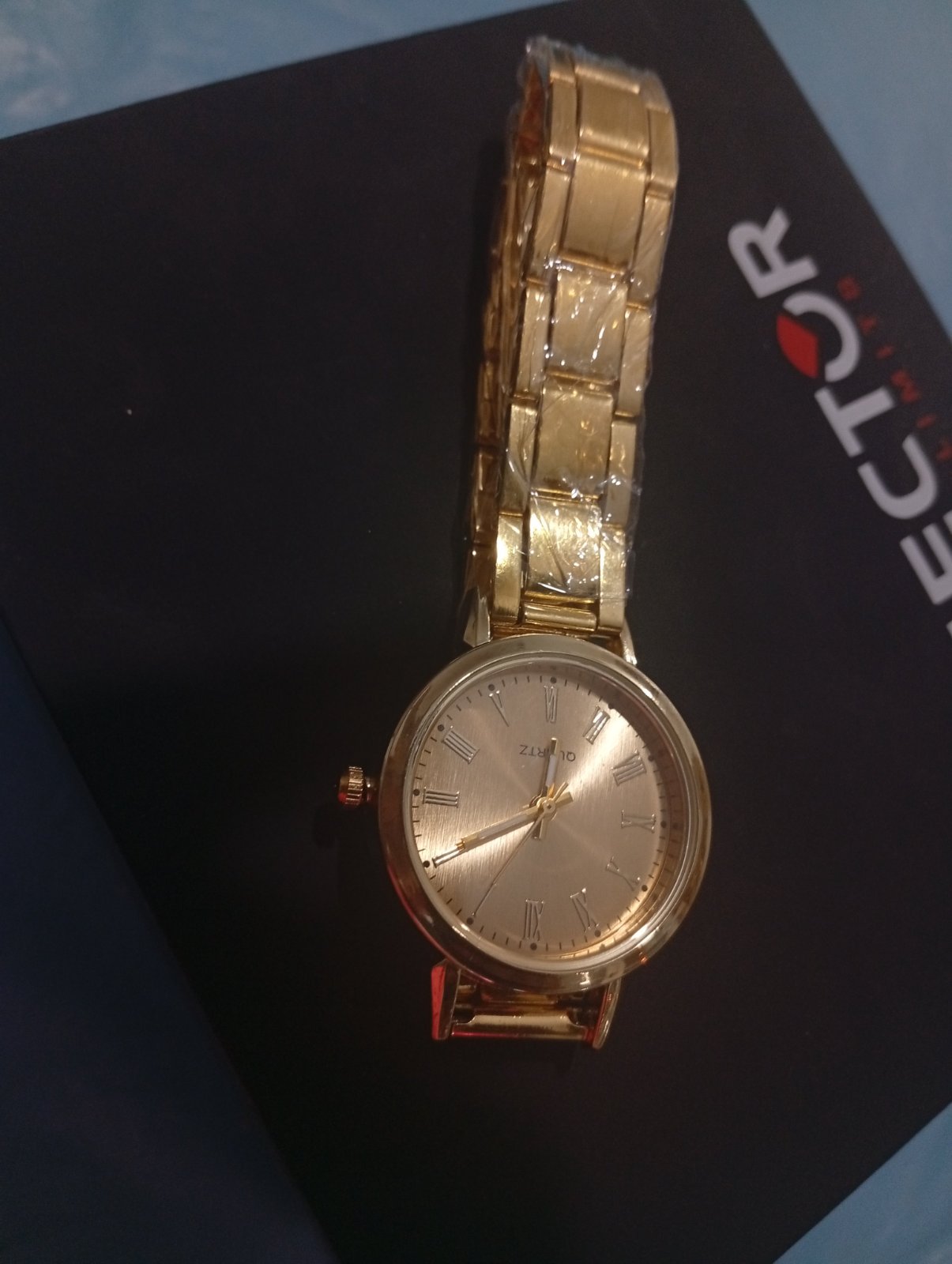 Montre femme forée neuve -bracelet acier