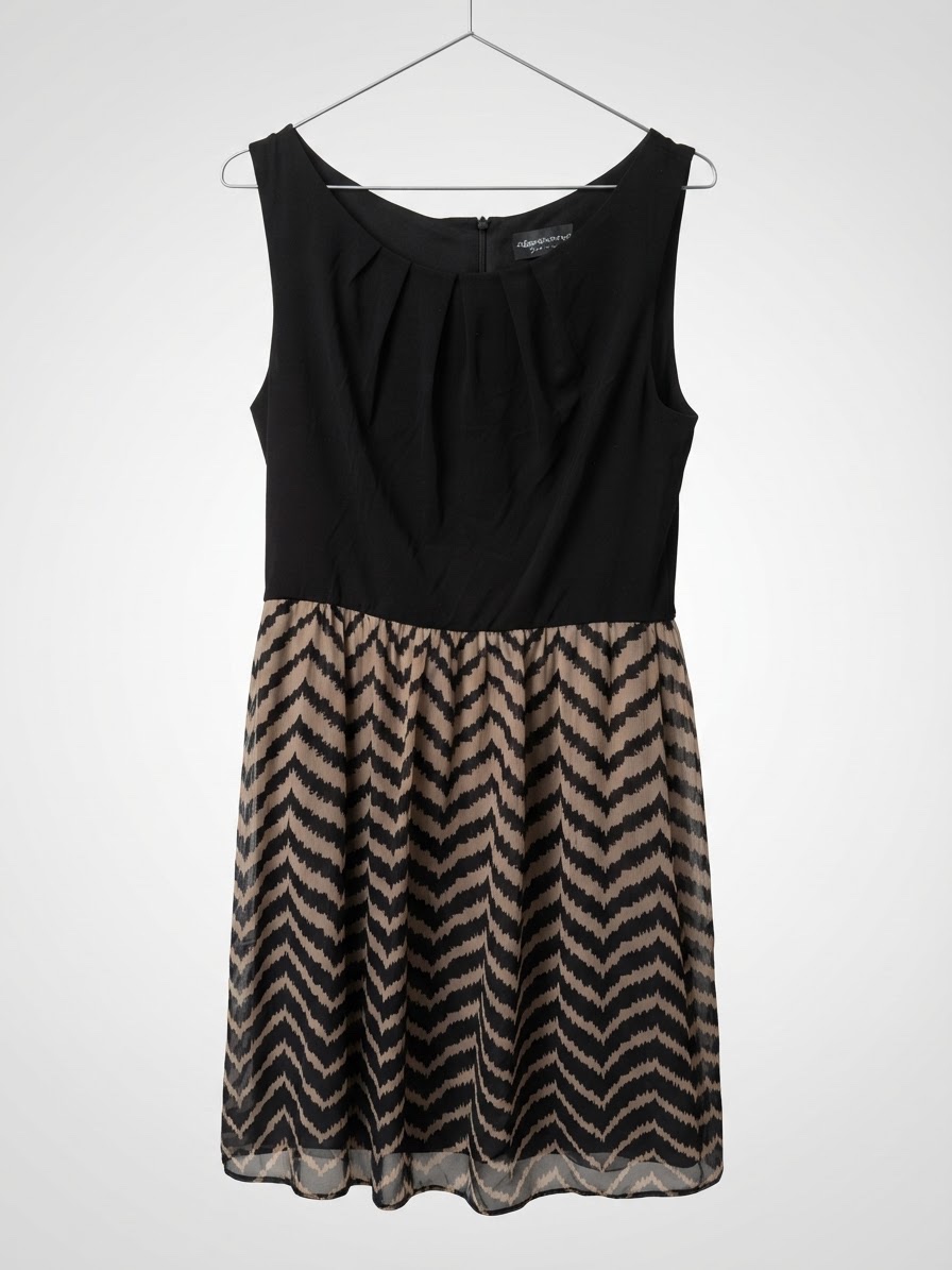 Robe noir en haut avec des details en beige en bas 