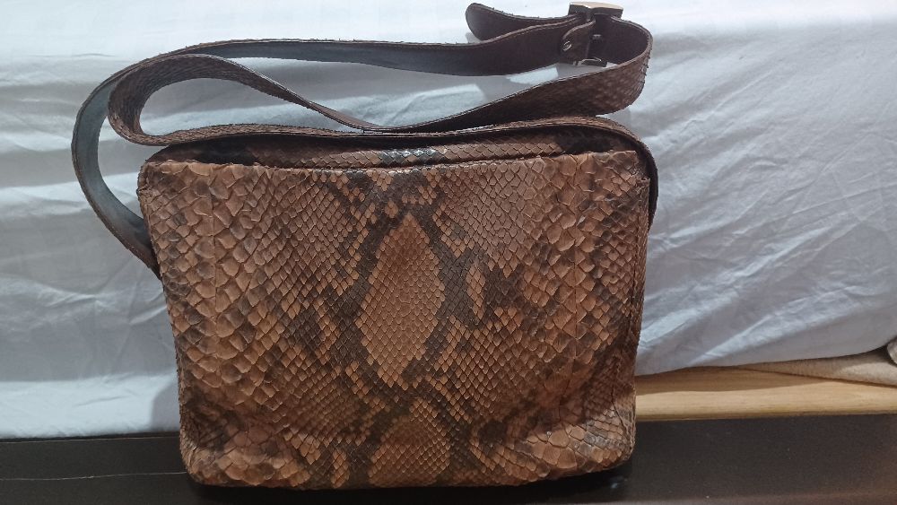 Sac a main fendi  marron en serpent d'eau  la marque Ape Regina