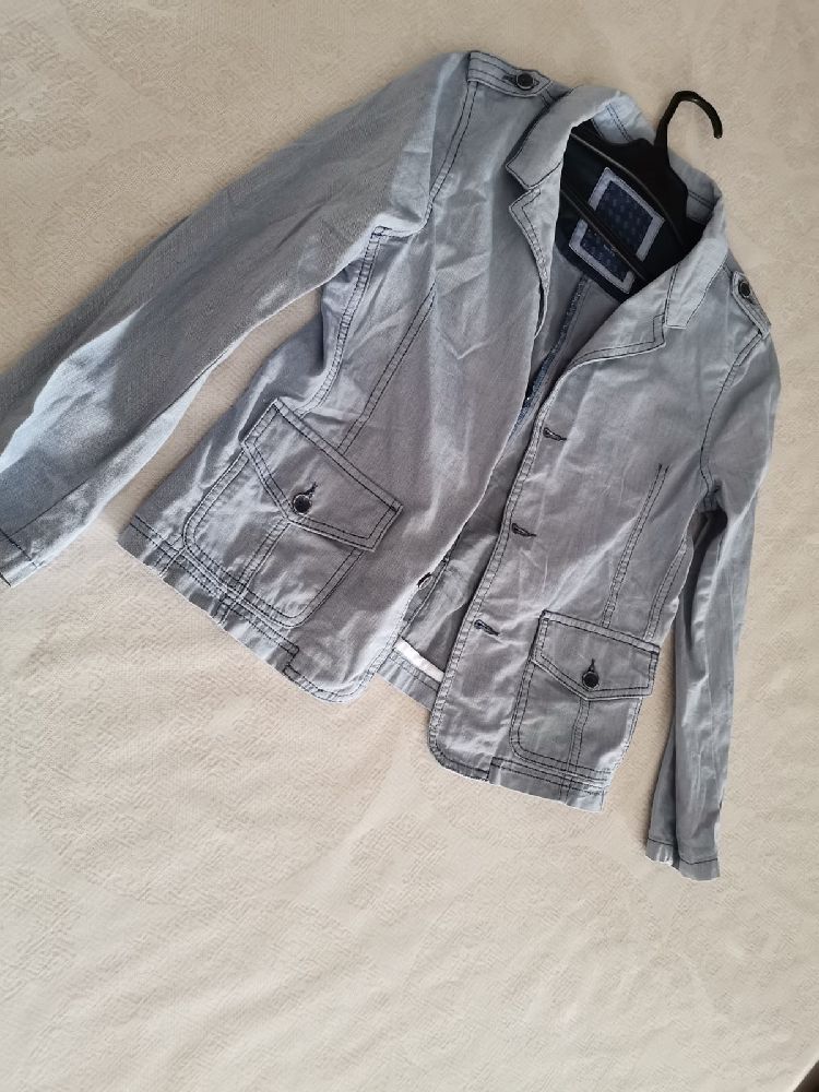 vestes et deux pantalons 