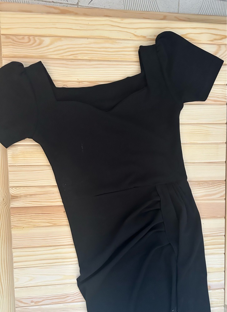 Robe noir longue plissèe sur le cotè avec fente 