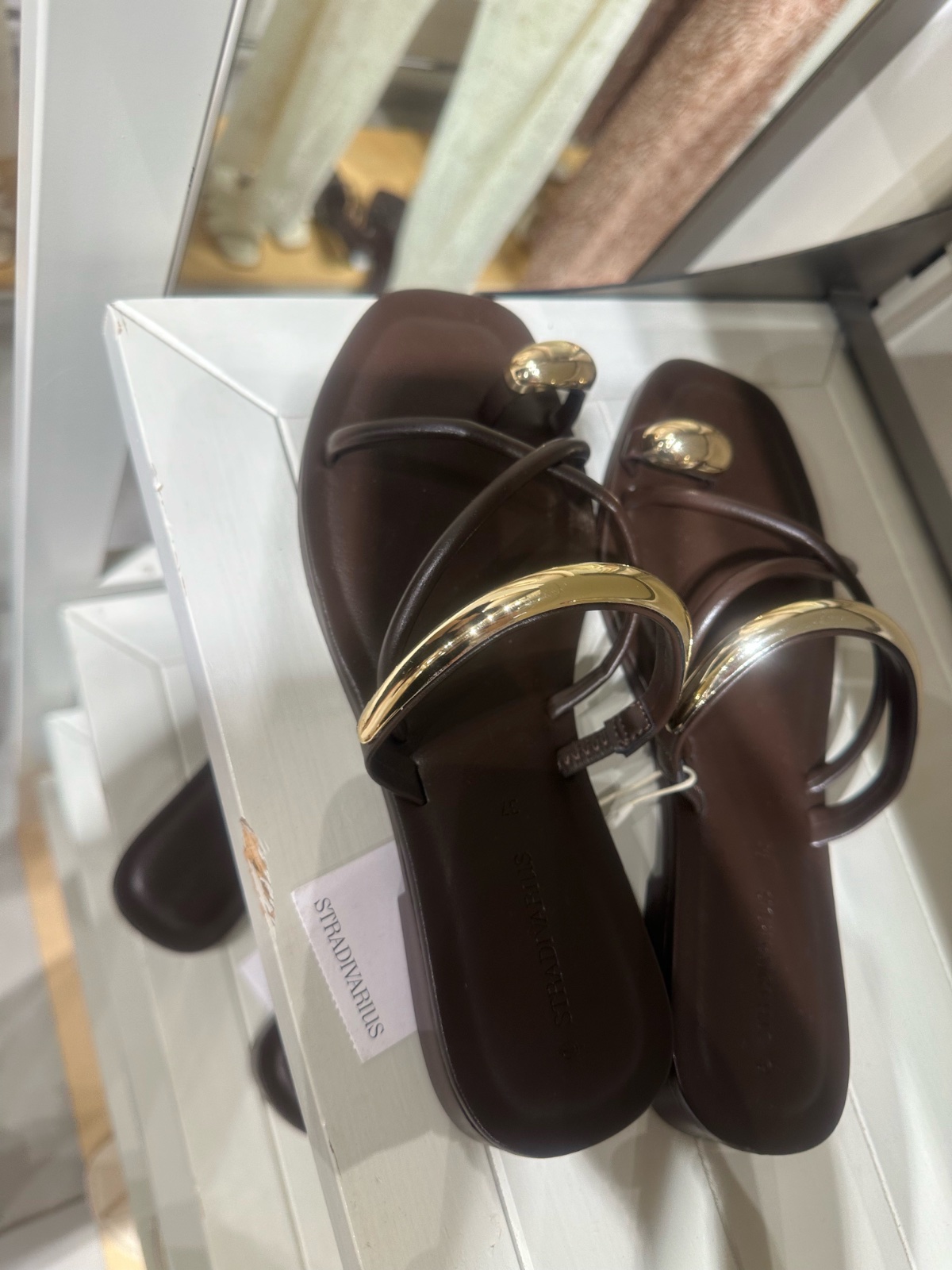 Sandales marron Stradivarius /détails métalliques dorés