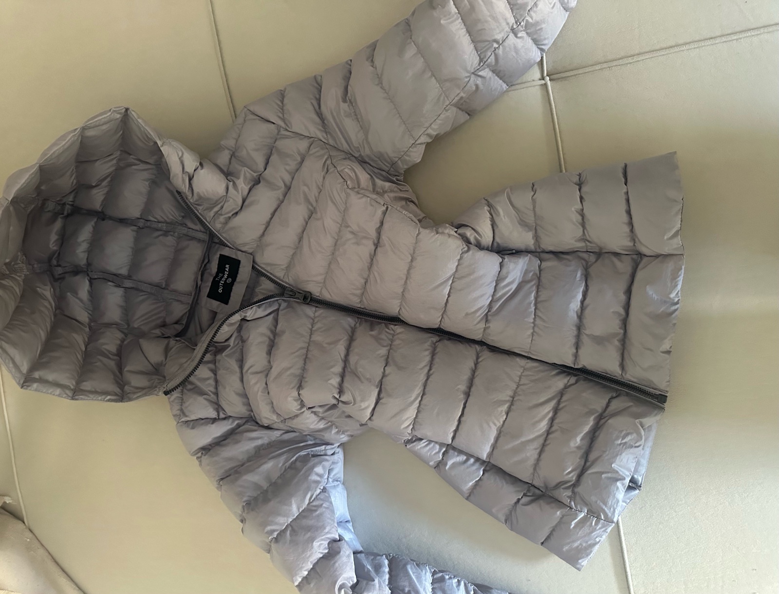 Veste argentée matelassée de la marque THE OUTERWEAR🩶🩶