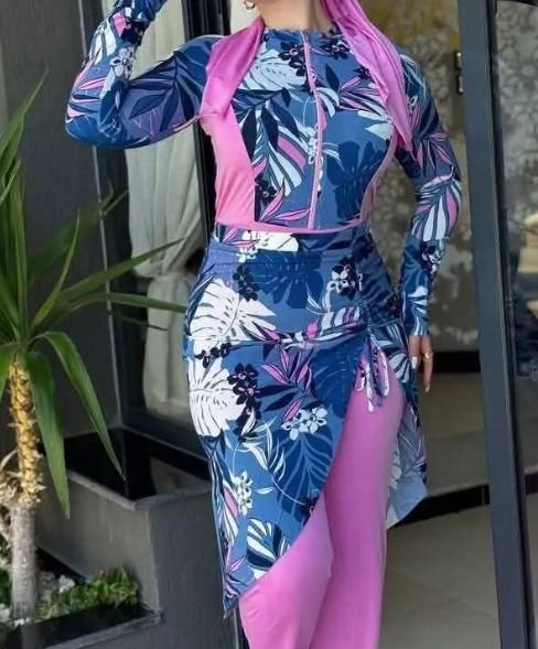 ملابس سباحة متكون من قطعتين bourkini  