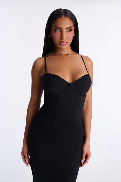 Robe ajustè finou taille standard car la robe est elastique