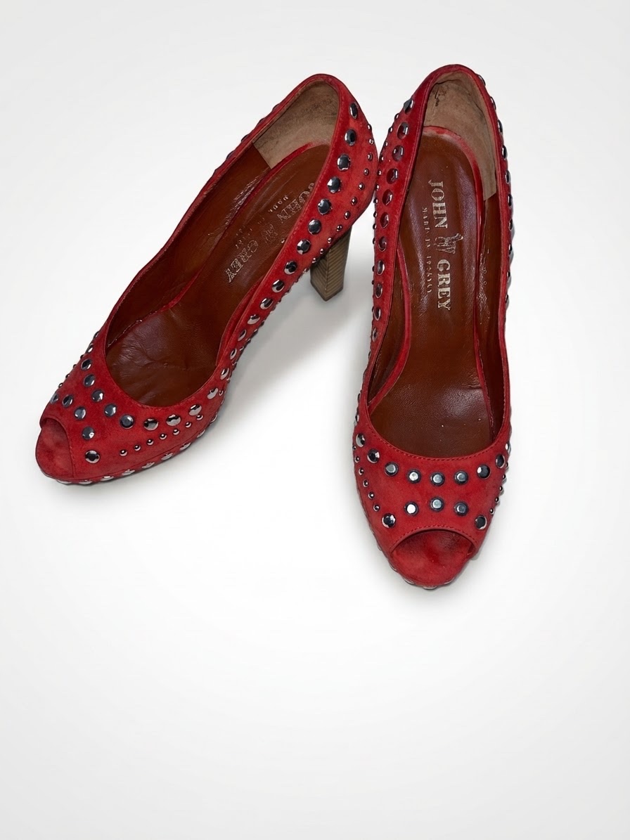Escarpins open-toe rouges à clous