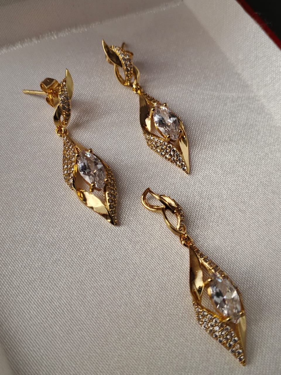 ✨ Parure boucles d’oreilles + pendentif doré avec pierres brillantes