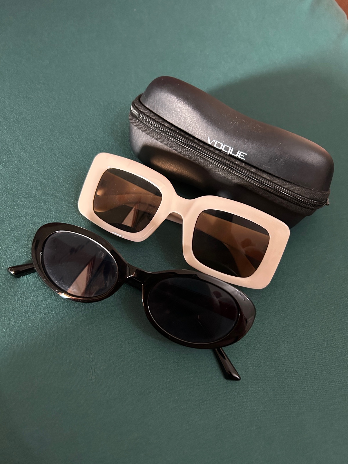 Lot deux lunettes solaires 