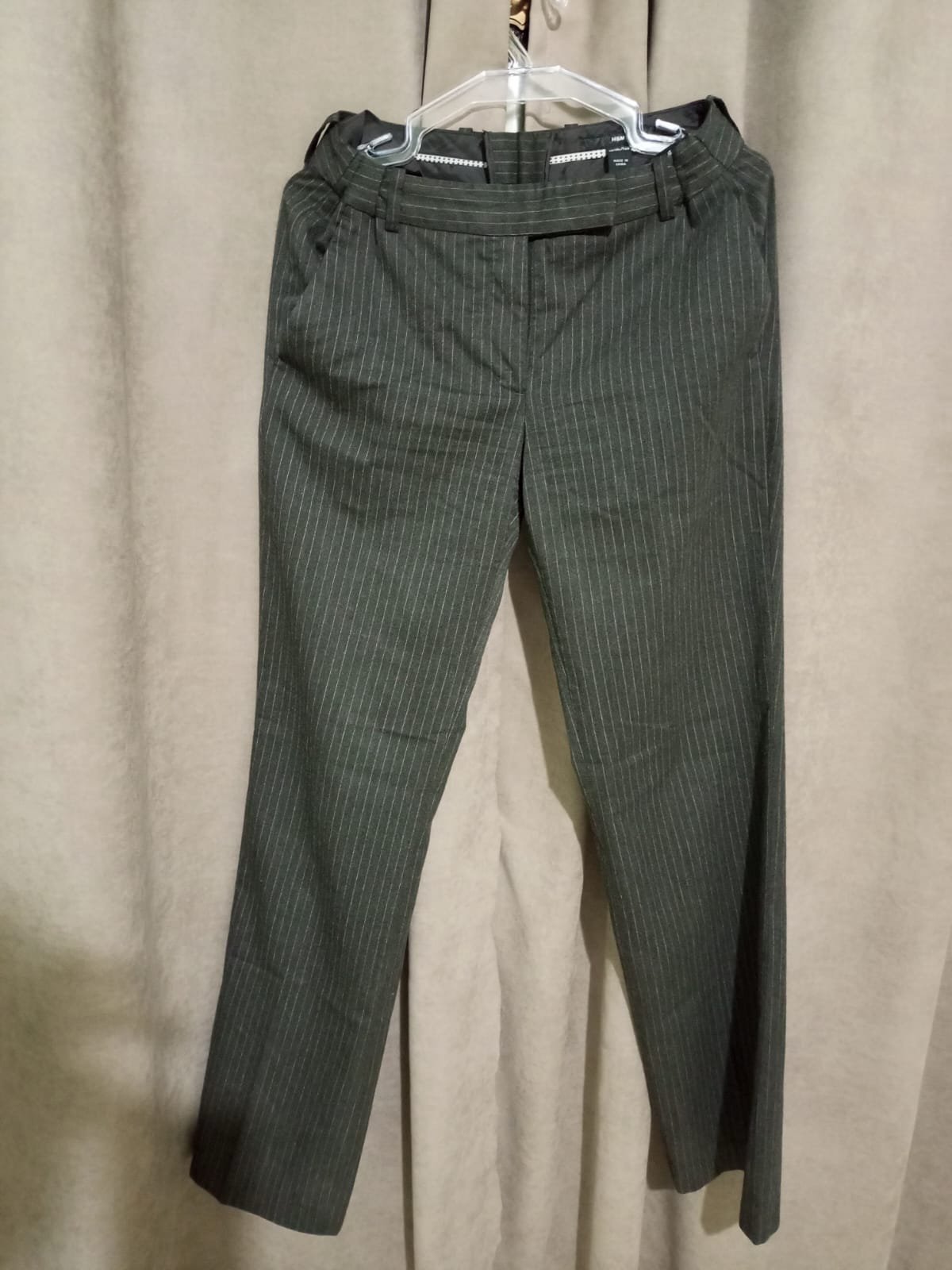 Pantalon gris à fines rayures blanches