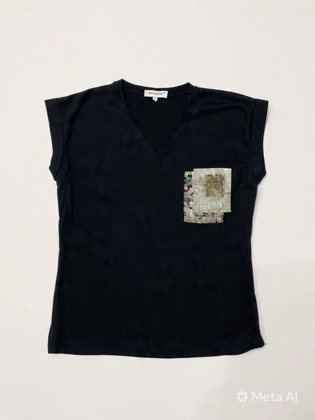 T-shirt noir col V avec timbre tunisien en sequins