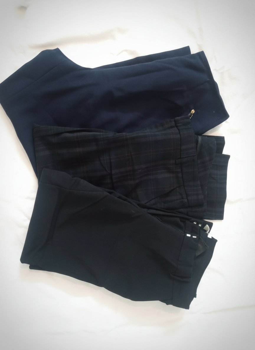 Lots 3 pantalons presque neufs ( bleu , noire et carreaux ) 