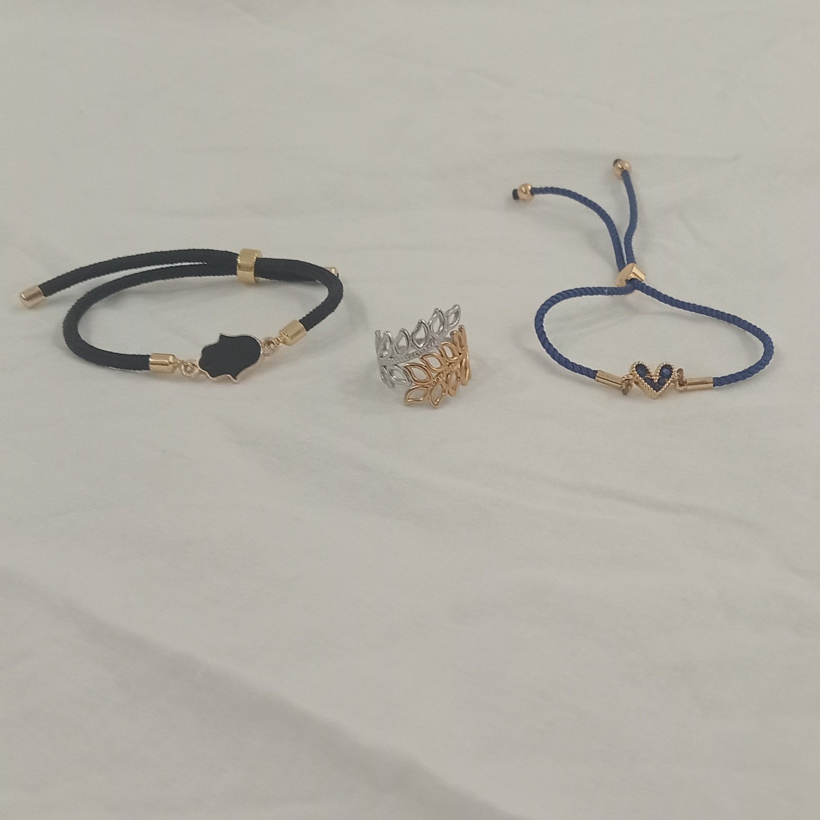 Deux bracelets avec un bague