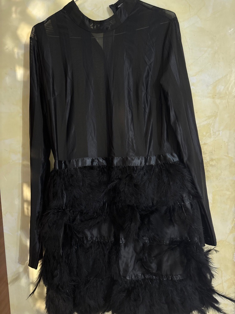 Robe noir soiree avec bas en plumes