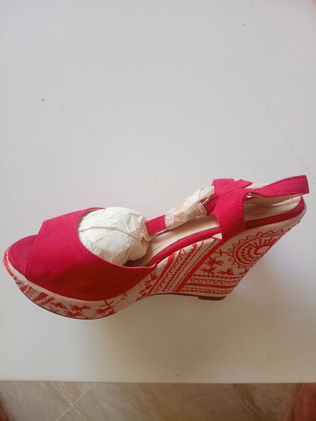 Chaussures rouges neuves 