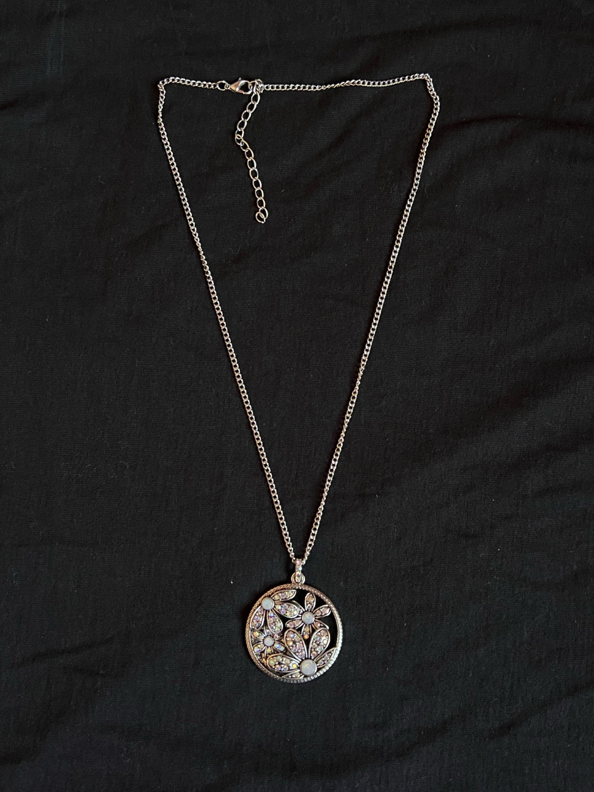 Pendentif médaillon en filigrane floral