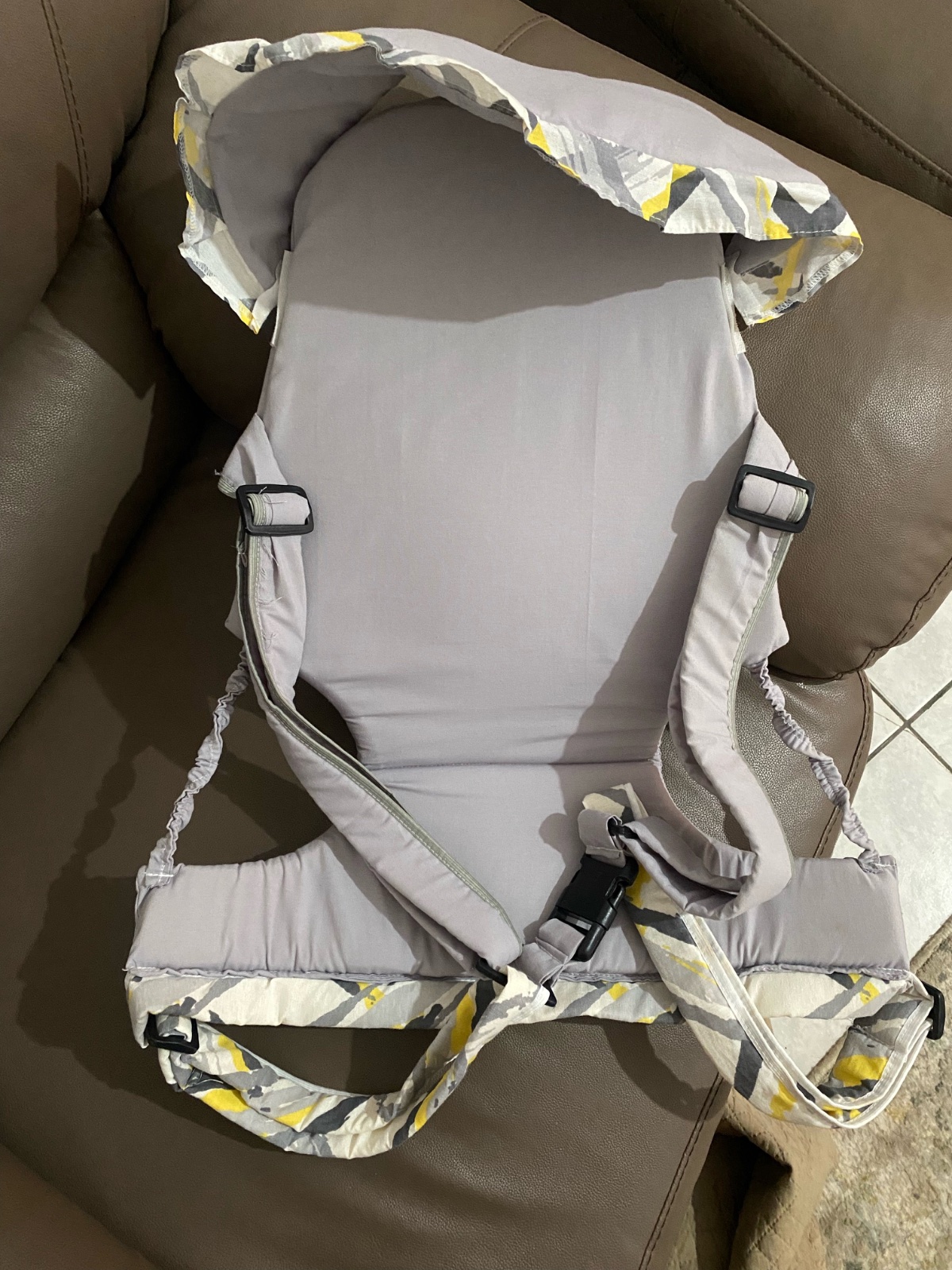 Porte-bébé ergonomique gris et jaune